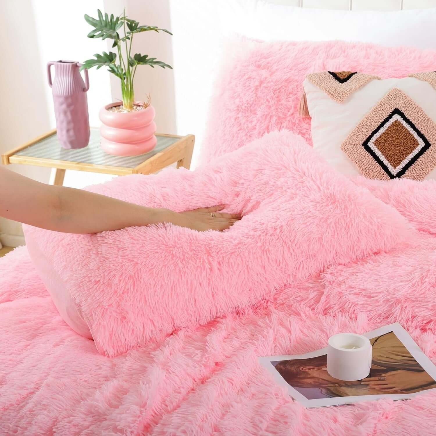 Faux Fur Pink Comforter Set Queen Size 3Pcs Fluffy Fuzzy Plush Comforter Set Cute Soft Shaggy Velvet Double-Sided Bedding Set (1 Faux Fur Comforter + 2 Faux Fur Pillowcases)